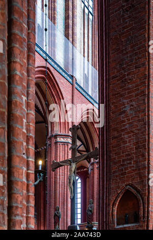 Wismar, Germania - 2 Agosto 2019: la chiesa di San Nicola. Vista interna. Crocifisso Foto Stock