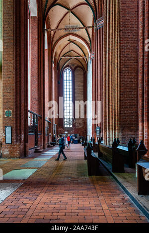 Wismar, Germania - 2 Agosto 2019: la chiesa di San Nicola. Vista interna Foto Stock