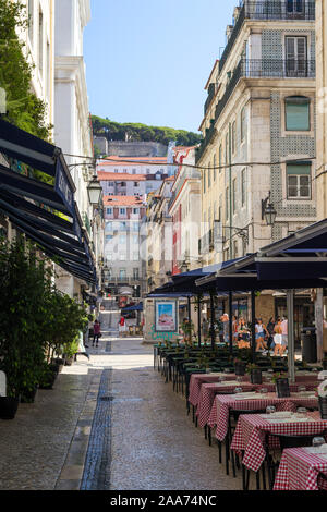 Paesaggio urbano verso il castello Sao Jorge sulla Rua da Assuncao strada pedonale nel quartiere di Baixa, il centro storico di Lisbona, d'estate. Foto Stock