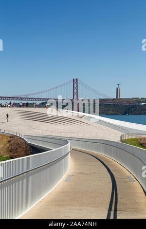 Museo di Arte, Architettura e Tecnologia (Maat) sul tetto della piattaforma di visualizzazione, il fiume Tago, 25 de Abril Bridge e Cristo Rei monumento a Lisbona. Foto Stock