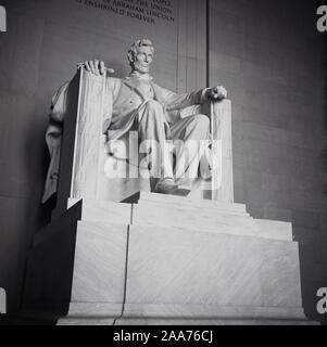 Anni sessanta, storico, la figura seduta di Abraham Lincoln a Washington DC, Stati Uniti d'America. Scolpita nel marmo georgiano di Daniel Chester French nel 1920, la grande 170-ton statua si siede nel Lincoln Memorial. Foto Stock