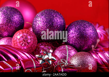 Doni e baubles di tutte le forme e dimensioni in una disposizione di Natale Foto Stock