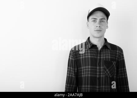 Giovane bello hipster uomo che indossa cappello da baseball in bianco e nero Foto Stock