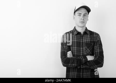 Giovane bello hipster uomo che indossa cappello da baseball in bianco e nero Foto Stock