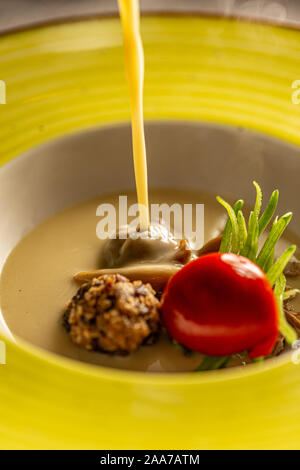 Le sfere di Matzo servita con oca minestra in crema Foto Stock