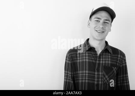 Giovane bello hipster uomo che indossa cappello da baseball in bianco e nero Foto Stock