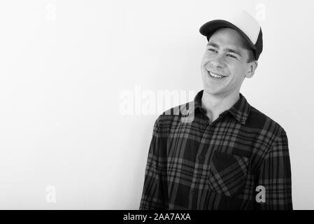 Giovane bello hipster uomo che indossa cappello da baseball in bianco e nero Foto Stock