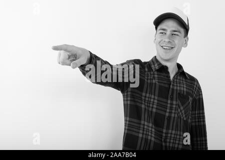 Giovane bello hipster uomo che indossa cappello da baseball in bianco e nero Foto Stock