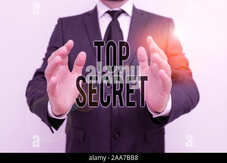 La scrittura della nota mostra Top Secret. Il concetto di business per protetto da un elevato grado di segretezza altamente confidenziali umano maschio con la barba di usura di lavoro formale Foto Stock