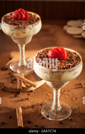 Tiramisù tradizionale dessert italiano in vetro con fragola Foto Stock