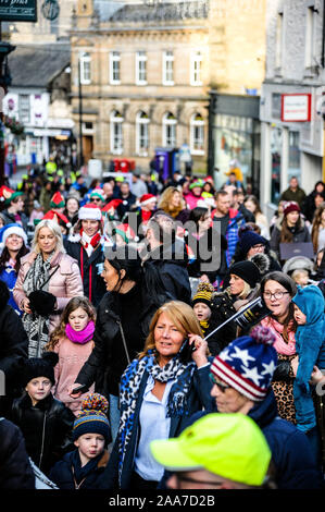 Stirling, Regno Unito. 17 Nov, 2019. La parata di tornare alla Albert Hall.Stirling è venuto fuori per iniziare il periodo festivo con la loro annuale Natale Luce girare sul caso, questo è un evento annuale che si svolge il 17 di novembre. Consiglio di Stirling eseguire una competizione per vedere chi sarà il fortunato e sedersi accanto a Santa per la parata e ad avere l'onore di fare l'interruttore su on. Questo anno vide Clara-Louise Hamill e la sua famiglia avente l'onore. Credito: SOPA Immagini limitata/Alamy Live News Foto Stock