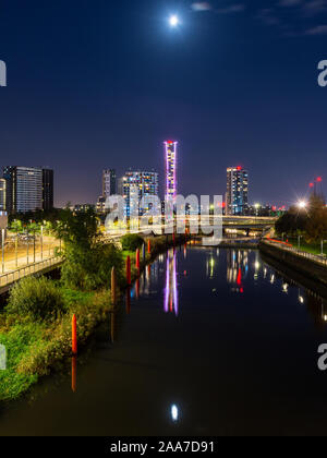 London, England, Regno Unito - 7 Novembre 2019: costruire nuovi edifici di appartamenti in quella parzialmente rigenerato Stratford quartiere di East London sono reflecte Foto Stock