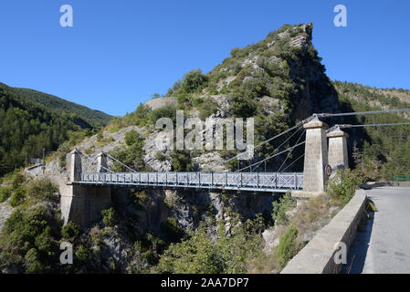 Ponte di sospensione (1899), Pont suspendu de Saint-Leger, oltre la gola Roudoule, La Croix-sur-Roudoule, Provenza, Francia Foto Stock