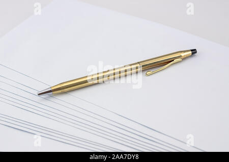 Golden e penna lucido sulla busta bianca impostato Foto Stock