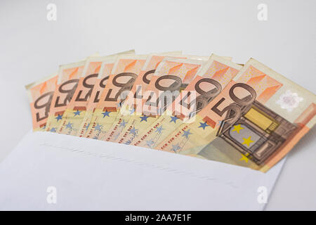 50 euro bills in una busta Foto Stock