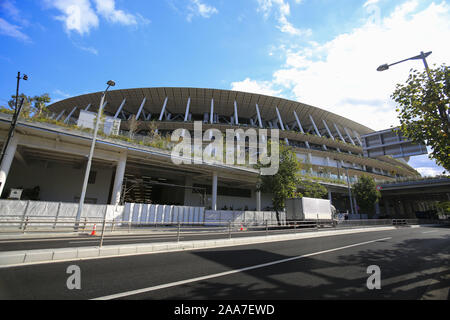 Tokyo, Giappone. Xx Nov, 2019. Una vista generale del nuovo stadio nazionale di cui lavori di costruzione ha finito, secondo il Giappone Sport Council (JSC). Ieri la JSC ha annunciato il nuovo Stadio Nazionale di strutture, tra cui il campo, le sedi e i ponti pedonali intorno allo stadio, sono completati e pronti per il consiglio delle autorità di controllo il 30 novembre. Il luogo è impostato per ospitare l'imperatore del Cup Soccer finale del 1 gennaio come un primo pubblico evento sportivo, come pure le cerimonie di apertura e di chiusura del Tokyo 2020 Giochi Olimpici e Paraolimpici. (Credito Immagine: © Rodrigo Reye Foto Stock