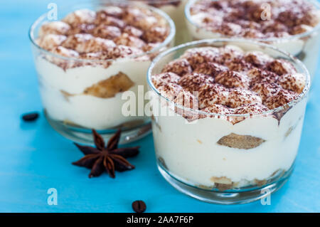 Il dessert Tiramisu' in bicchieri, il concetto di dolce vita Foto Stock