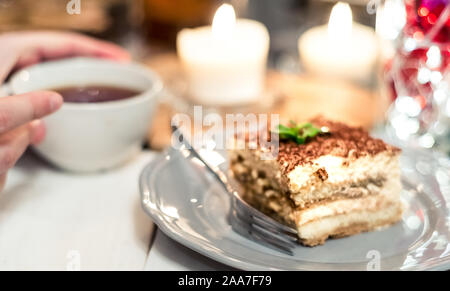 Italian tiramisù tiramisù dessert dessert su una piastra di porcellana Foto Stock