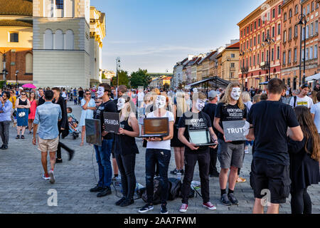 Varsavia, Polonia - 24 agosto 2019: Persone da anonimo per i senza voce (AV) i diritti degli animali organizzazione nel cubo di verità, dimostrazione pacifica a Foto Stock