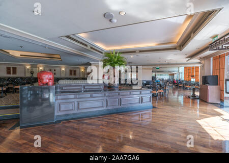 Grande lobby e ristorante in un hotel di lusso Foto Stock