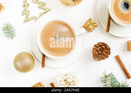 Creative layout naturale fatto di inverno le cose con la tazza di caffè su sfondo marmo. Lay piatto. Foto Stock