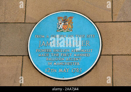 Blue Plate dedicato a James Sadler l'Aeronauta inglese che ha fatto il primo volo in mongolfiera con equipaggio da un inglese a Manchester, Inghilterra. Foto Stock