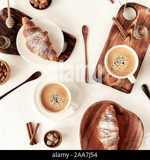 La colazione pattern, croissant, caffè, miele, bastoncini di cannella, zucchero i dadi di buon mattino concetto wake up Foto Stock