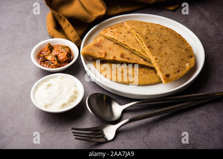 Sattu Ka Paratha / Stuffed Chana dal Flour Paratha servito con sottaceti di mango e cagliata o dahi Foto Stock