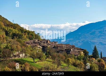 Borgo medioevale di Canale di Tenno o Villa Canale nelle Alpi italiane nei pressi del lago di Tenno e il Lago di Garda. Provincia di Trento, Trentino Alto Adige, Italia Foto Stock