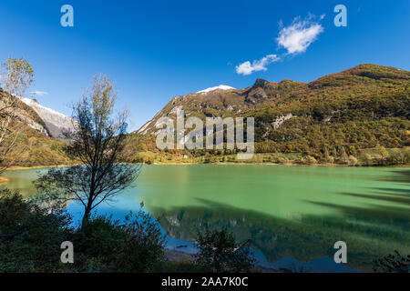 Il Lago di Tenno, piccolo e bellissimo lago nelle alpi italiane (Monte Misone), provincia di Trento, Trentino Alto Adige, Italia, Europa Foto Stock