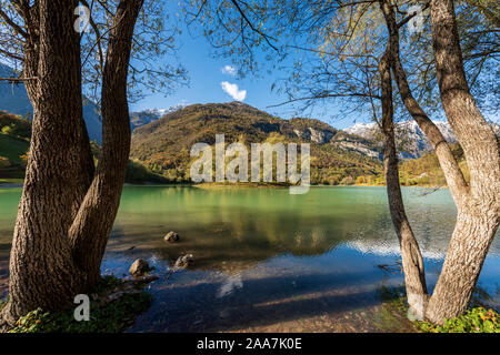 Il Lago di Tenno, piccolo e bellissimo lago nelle alpi italiane con un'isola. Provincia di Trento, Trentino Alto Adige, Italia, Europa Foto Stock