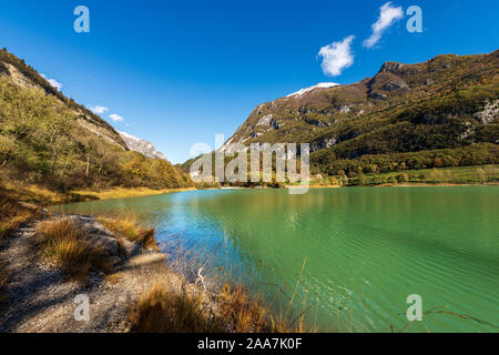 Il Lago di Tenno, piccolo e bellissimo lago nelle alpi italiane (Monte Misone), provincia di Trento, Trentino Alto Adige, Italia, Europa Foto Stock