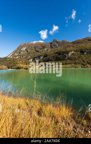 Il Lago di Tenno, piccolo e bellissimo lago nelle alpi italiane (Monte Misone), provincia di Trento, Trentino Alto Adige, Italia, Europa Foto Stock