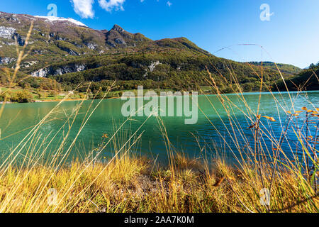 Il Lago di Tenno, piccolo e bellissimo lago nelle alpi italiane (Monte Misone), provincia di Trento, Trentino Alto Adige, Italia, Europa Foto Stock