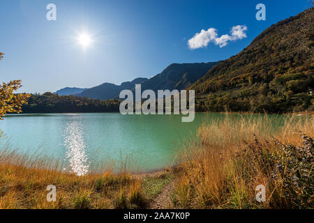 Il Lago di Tenno, piccolo e bellissimo lago nelle Alpi italiane, provincia di Trento, Trentino Alto Adige, Italia, Europa Foto Stock