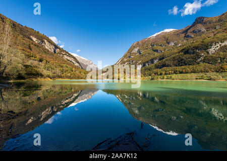 Il Lago di Tenno, piccolo e bellissimo lago nelle alpi italiane (Monte Misone), provincia di Trento, Trentino Alto Adige, Italia, Europa Foto Stock