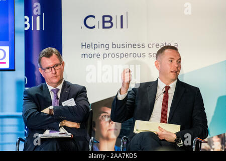 Sir Jeffrey Donaldson e Chris Hazzard durante la CBI NI business hustings elettorale presso la legge nella società dell'Irlanda del Nord. Foto Stock