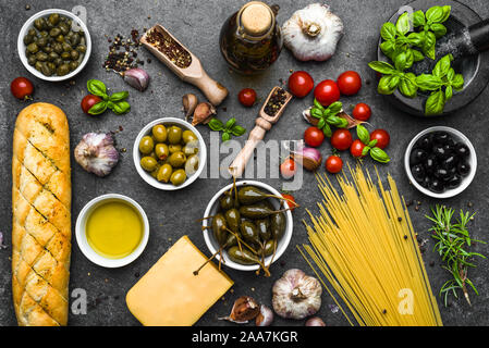 Dieta mediterranea di sfondo o cibo italiano ingredienti su di ardesia scura.. Foto Stock