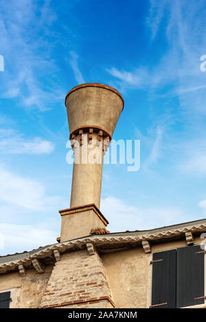 Venezia, antico camino tipico sul tetto di una casa, sito patrimonio mondiale dell'UNESCO, Veneto, Italia, Europa Foto Stock