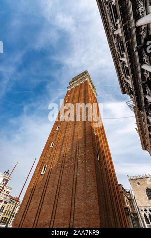 Venezia, il Campanile di San Marco (campanile) in San Marco, fotografata da sotto. UNESCO World Heritage Site, Veneto, Italia, Europa Foto Stock