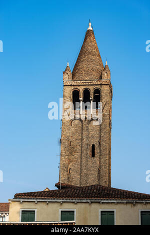 Venezia, il campanile della chiesa di San Barnaba (San Barnaba Apostolo) in stile romanico. UNESCO World Heritage Site, Veneto, Italia, Europa Foto Stock