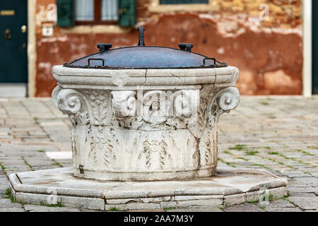 Venezia, close-up di un antico marmo ben per acqua piovana, Campo della Maddalena, il sito patrimonio mondiale dell'UNESCO, Veneto, Italia, Europa Foto Stock