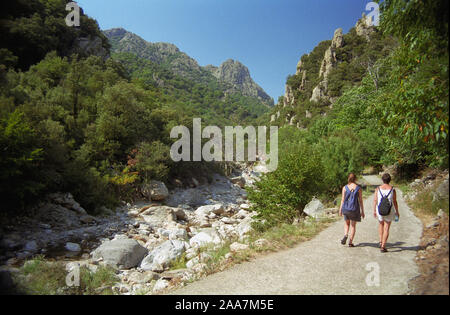 Gorges d'Héric, Monts de l'Espinouse, Hérault, Occitanie, Francia: Due escursionisti donne sulla loro strada per la valle verso 'les Minarets' e Héric. MODELLO RILASCIATO Foto Stock