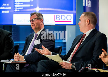 Sir Jeffrey Donaldson e Chris Hazzard durante la CBI NI business hustings elettorale presso la legge nella società dell'Irlanda del Nord. Foto di PA. Picture Data: Mercoledì 20 Novembre, 2019. Vedere PA storia politica elezione. Foto di credito dovrebbe leggere: Liam McBurney/PA FILO Foto Stock