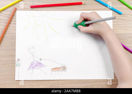 Bambino la mano con strumento di scrittura per aiutare da imperfetta tenuta di matita Foto Stock