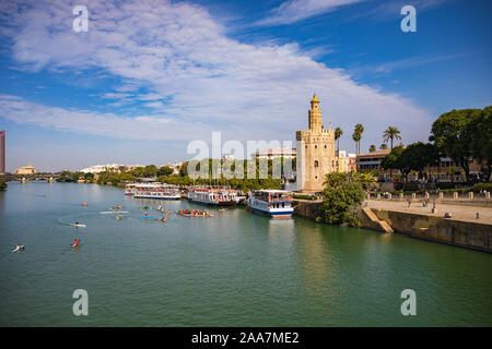 SEVILLA, Spagna - circa ottobre, 2019: la Torre del Oro Torre di Siviglia in Andalusia, Spagna Foto Stock