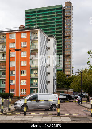 London, England, Regno Unito - 22 Settembre 2019: Il brutalist elevato aumento Mayfield House consiglio blocco alloggiamento sorge parzialmente rinnovato sul Abbeyfield Foto Stock