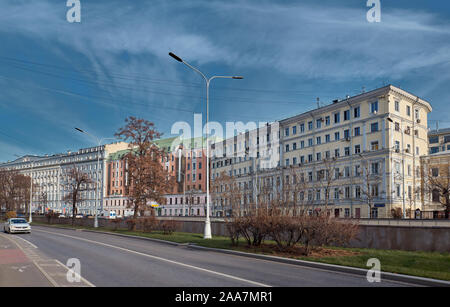 Mosca, Russia - 15 Novembre 2019: vista panoramica di Nikitsky Boulevard nel centro della città, fondata all'inizio del XIX secolo Foto Stock