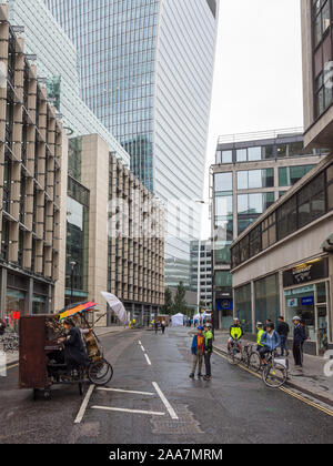 London, England, Regno Unito - 22 Settembre 2019: i pedoni e i ciclisti godetevi la musica riprodotta in Fenchurch Street a Londra Square Mile financial district d Foto Stock