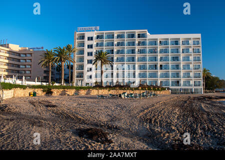 Cala Bona, Mallorca, Spagna, 19 ottobre 2019, Levante Hotel vista di questo popolare hotel a 4 stelle in una posizione privilegiata sulla spiaggia. Foto Stock